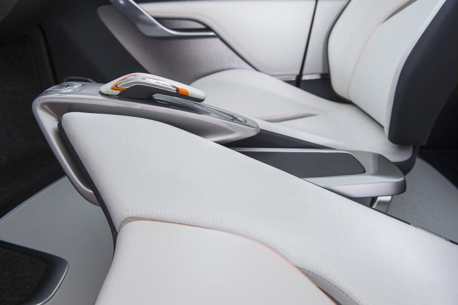  Chevrolet Bolt EV Concept 2015 года  (фото 7 из 8)